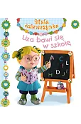 Liza bawi się w szkołę. Mała dziewczynka