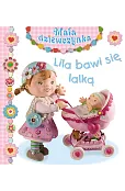 Lila bawi się lalką. Mała dziewczynka