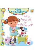 Luiza bawi się w weterynarza. Mała dziewczynka