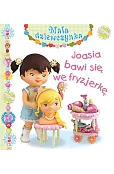 Joasia bawi się we fryzjerkę. Mała dziewczynka